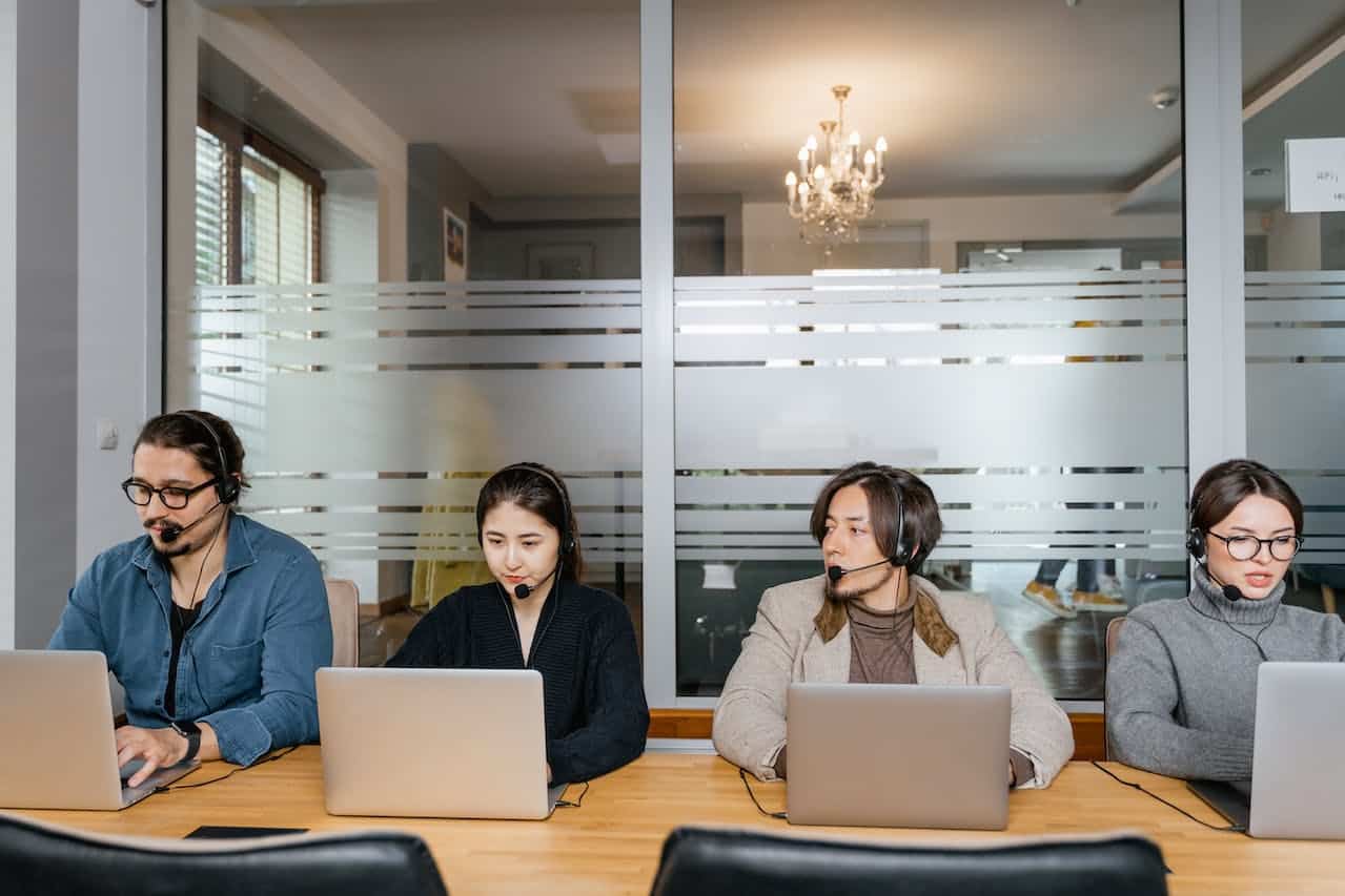 Read more about the article Understanding the Technology Behind Hosted Phone Systems